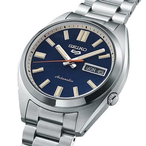 Bočni pogled na Seiko SRPK87K1 5 Sports SNXS muški sat, prikazujući njegovu debljinu od 13 mm. Automatski mehanizam i čelično kućište sa jasno vidljivim dizajnom i preciznošću