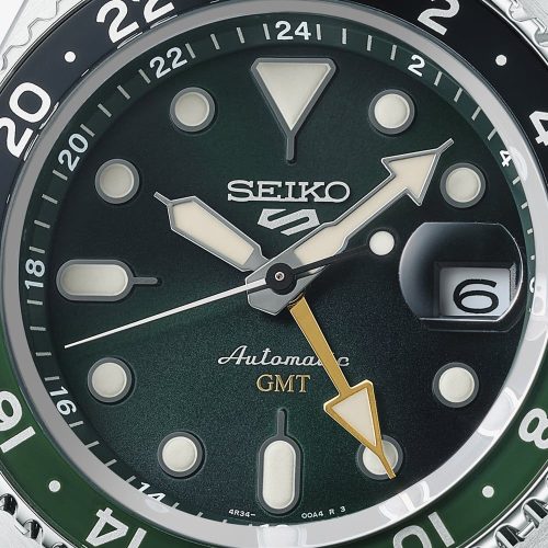 Detalj srebrnog čeličnog kućišta Seiko SSK035K1 Automatic GMT 5 Sports muškog sata, sa okruglim oblikom i debljinom od 14 mm. Kvalitetan materijal i dizajn koji pružaju dugotrajan vizualni i funkcionalni efekat