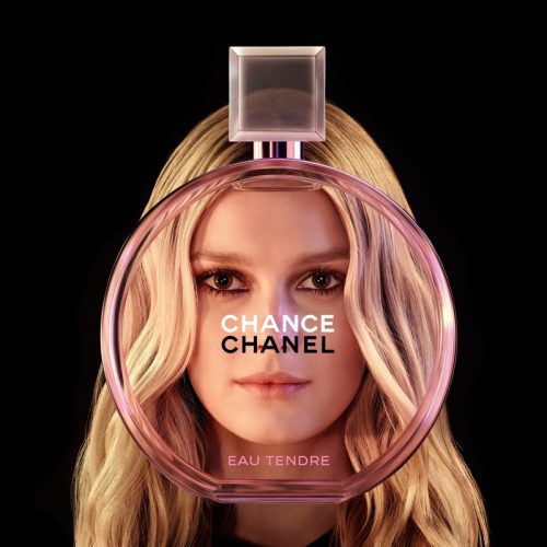 Žena sa Chanel Chance Eau Tendre – parfem koji odiše romantikom i svežinom