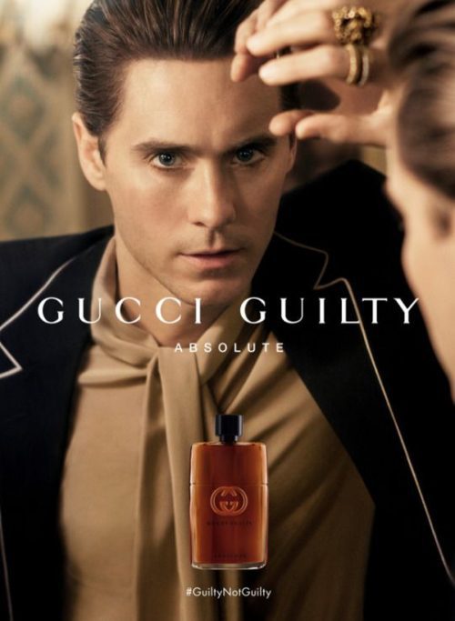 Samouveren muškarac nosi Gucci Guilty Absolute Pour Homme sa oficijelne reklame – miris koji oličava snagu, eleganciju i muževnost.