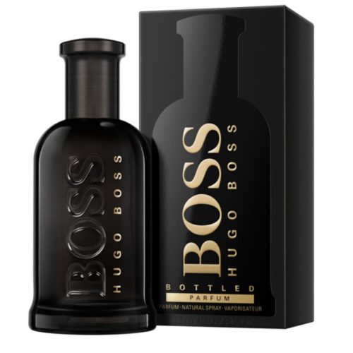 Slika životnog stila: Samouveren muškarac koji nosi BOSS FLAŠIRANI PARFUM, koji odiše sofisticiranošću i harizmom.