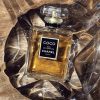 Žena sa Chanel Coco Parfum – simbol elegancije i sofisticiranosti