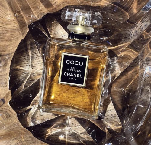 Žena sa Chanel Coco Parfum – simbol elegancije i sofisticiranosti