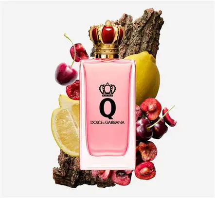 Q by Dolce & Gabbana EDP – lifestyle fotografija sa cvetovima i elegantnim dekorom i mirisnim notama