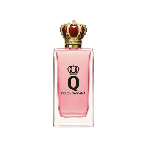 Bočica Dolce & Gabbana Q Eau de Parfum sa zlatnim poklopcem i tamnocrvenim detaljom na beloj pozadini