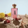 Dolce & Gabbana Q Intense EDP – lifestyle fotografija sa parfemom na pesku, dekorativnim cvetom i mekom rasvetom