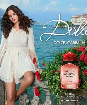 Prikaz mirisnih nota Dolce Rose EDP parfema: devojka na moru