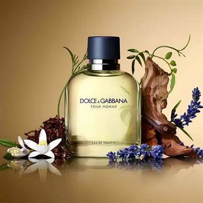 Bočica Dolce & Gabbana Pour Homme EDT parfema na elegantnoj pozadini sa mirisnim notama