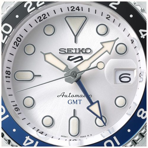 Seiko 5 Sport SSK033K1 GMT muški sat brojcanik beli sa automatskim mehanizmom, crnim brojčanikom, plavim detaljima na GMT pokazivaču, i crnom narukvicom. Savršen za ljubitelje sportskih i elegantnih satova.