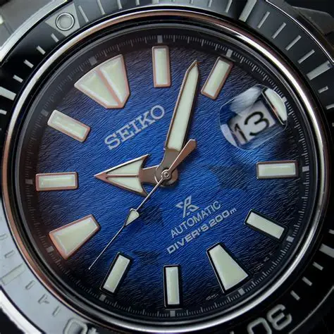 Seiko Prospex SRPE33K1 toptaurus.rs 1 Seiko Prospex SRPE33K1 mučki ručni sat detalj brojcanika u plavoj boji sa belim indikatorima