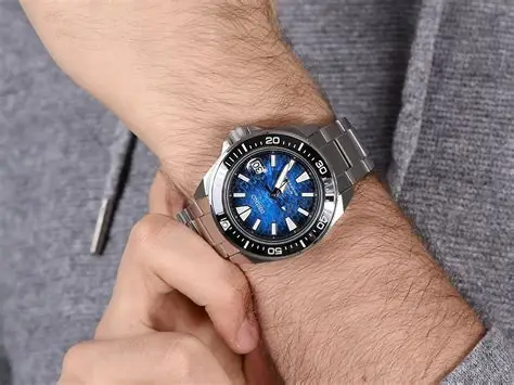 Seiko Prospex SRPE33K1 toptaurus.rs 3 Seiko Prospex SRPE33K1 mučki ručni sat na ruci muskarca