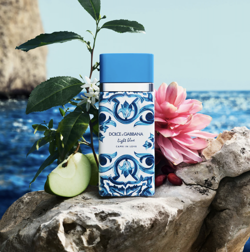 Ženska verzija parfema Light Blue Capri in Love u mediteranskom ambijentu