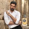 Zgodan crni muskarac i bočica Dolce&Gabbana Devotion Pour Homme EDP u luksuznom pakovanju sa elegantnim dizajnom