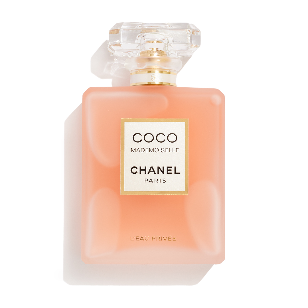 Bočica parfema Chanel Coco Mademoiselle L’Eau Privée sa nežnom ružičastom tečnošću i elegantnim Chanel detaljima.