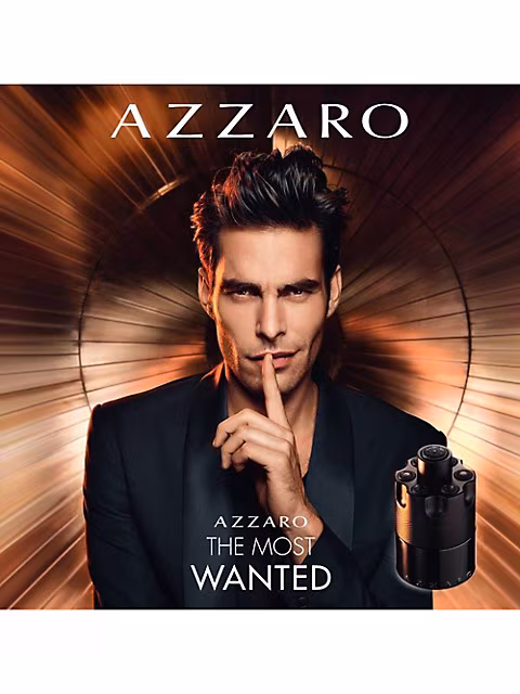 Azzaro The Most Wanted Intense edp toptaurus.rs Muškarac nanosi Azzaro The Most Wanted Intense parfem i pokazuje samopouzdanje