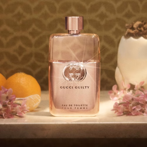 Gucci Guilty Pour Femme ženski EDT – lagan, romantičan i osvežavajući ženski parfem prikazan u svetlom, ženstvenom ambijentu, idealan za svakodnevni stil.