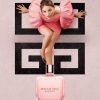 Givenchy Irresistible Rose Velvet EDP parfem realna slika proizvoda sa loggom brenda i amnekenkom u roze haljini