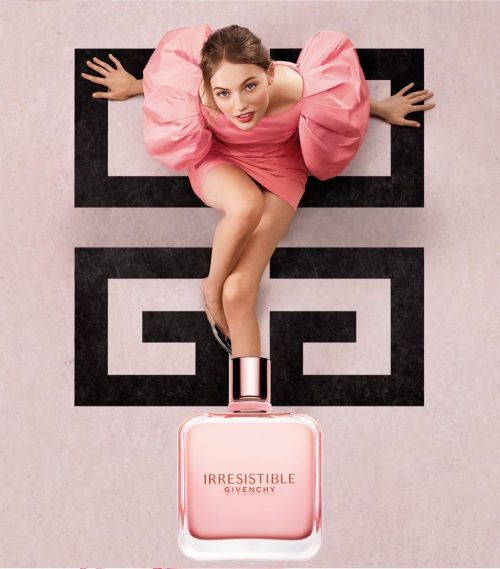 Givenchy Irresistible Rose Velvet EDP parfem realna slika proizvoda sa loggom brenda i amnekenkom u roze haljini