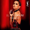 YSL Black Opium Over Red ženski parfem – sladak, zavodljiv i moderan miris prikazan u elegantnom i urbanom ambijentu koji naglašava ženstvenost i samopouzdanje. Zena drzi parfem, crvena pozadina i bela slova brenda