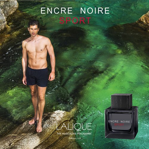 Lalique Encre Noire Sport parfem lifestyle fotografija covek u kupacim gacama i zeleno more