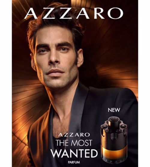 Muškarac nanosi Azzaro The Most Wanted Parfum i pokazuje samopouzdanje i stil