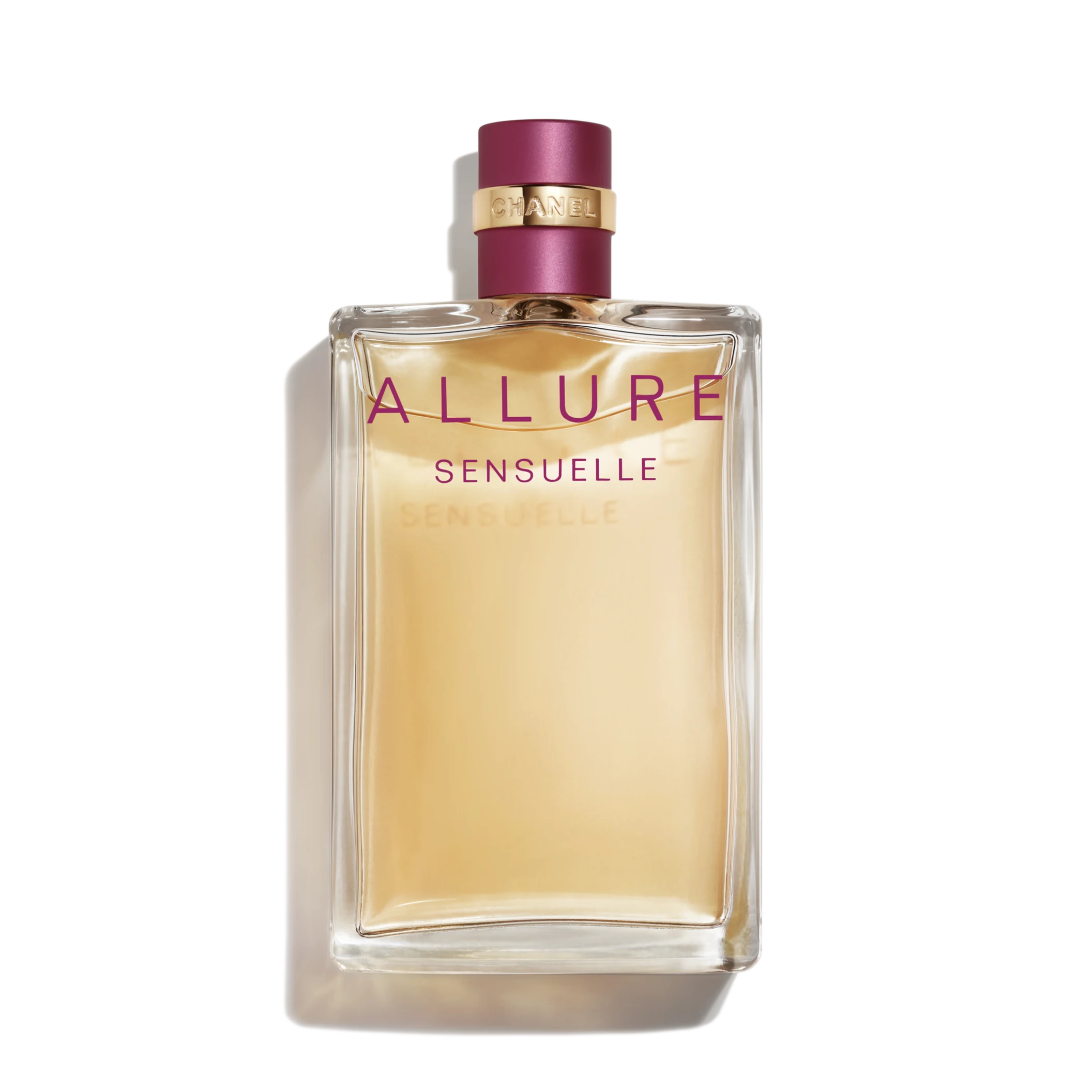 Bočica parfema Chanel Allure Sensuelle u elegantnom, minimalističkom Chanel dizajnu sa toplim zlatnim akcentima.