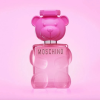 Moschino Toy 2 Bubble Gum EDP bočica parfema u obliku roze mede na roze pozadini