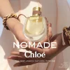 Piramida mirisnih nota Chloé Nomade EDP sa mirabel šljivom, frezijom i hrastovom mahovinom. Slika bocice parfema u zenskim rukama