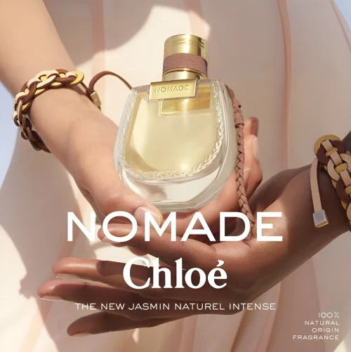 Piramida mirisnih nota Chloé Nomade EDP sa mirabel šljivom, frezijom i hrastovom mahovinom. Slika bocice parfema u zenskim rukama