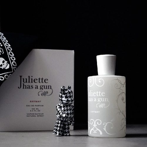 Juliette Has a Gun Anyway EDP parfem u elegantnom i luksuznom ambijentu