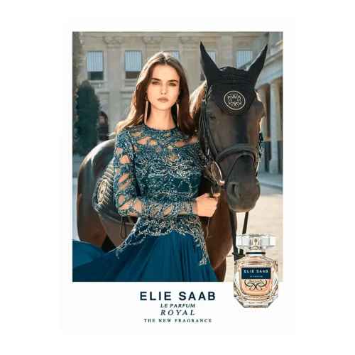 Žena nanosi Elie Saab Le Parfum Royal EDP parfem i odiše sofisticiranošću, slika zene elitnog porekla sa konjem