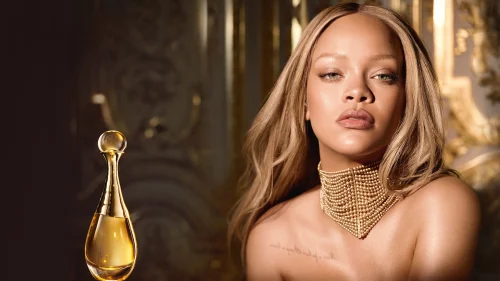 Mirisne note Dior J’adore Infinissime EDP parfema sa tuberozom, jasminom, ružom, mošusom i sandalovinom. reklama sa Rijanom pevacicom