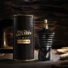 JPG Le Male Le Parfum toptaurus.rs Le Male Le Parfum muški parfem – luksuzan, večernji i elegantan miris prikazan u sofisticiranom ambijentu koji naglašava muževnost i moderni stil. Crna zavodljiva pozadina