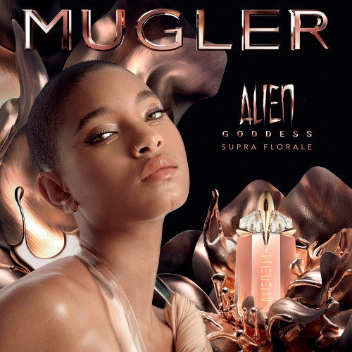 Mugler Alien Goddess Supra Florale EDP bočica u misterioznoj tamnoj pozadini sa natpisom btenda i manekenkom