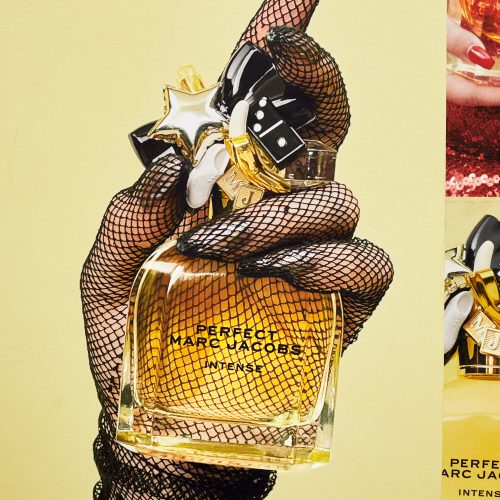 Marc Jacobs Perfect Intense parfem drzi ga zena sa rukavicama