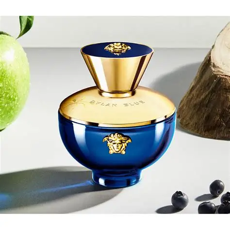 Versace Dylan Blue Pour Femme – promotivni vizual u svetlim tonovima sa bocicom i mirisnim notama