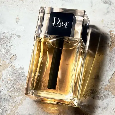 Mirisne note Dior Homme EDT parfema sa bergamotom, lavandom, irisom, tonka pasuljem i vetiverom.Luksuzan prikaz parfema