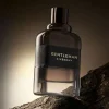 Givenchy Gentleman Boisée EDP bočica muškog parfema na braon pozadini