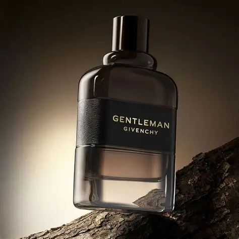 Givenchy Gentleman Boisée EDP bočica muškog parfema na braon pozadini