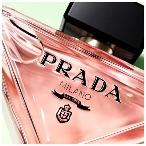 Prada Paradoxe EDP bočica ženskog parfema zoomiran logo