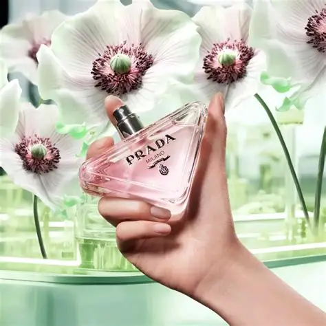 Prada Paradoxe Virtual Flower bočica – moderan ženski parfem u ruci zene