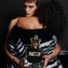JPG Scandal Le. Parfum toptaurus.rs Scandal Le Parfum muški parfem – intenzivan, moćan i luksuzan miris prikazan u elegantnom večernjem ambijentu koji naglašava muževnost i samopouzdanje. Momak grli devojku i drzi bocicu parfema