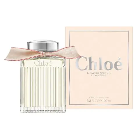 Spoljašnje pakovanje Chloé Lumineuse – svetla bež kutija sa srebrnim akcentima, elegantna i prefinjena.