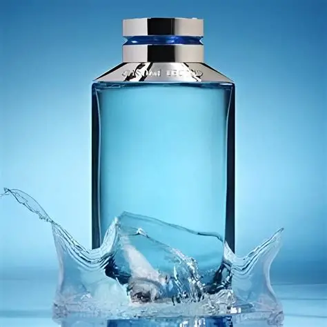 Azzaro Chrome Legend edt toptaurus.rs 2 Stilizovana fotografija Azzaro Chrome Legend parfema u modernom i sofisticiranom okruženju sa vodom