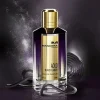 MANCERA Aoud Black Candy edp toptaurus.rs 2 2 MANCERA AOUD BLACK CANDY – Intenzivan, sladak i zavodljiv miris MANCERA Aoud Black Candy je uniseks parfem koji kombinuje tople drvenaste note i slatke akorde karamele, pružajući intenzivan, zavodljiv i luksuzan miris. Ovaj parfem je savršen za sve koji žele dramatičan i dugotrajan miris sa karakterom, idealan za večernje prilike, jesen i zimu. Opis parfema MANCERA Aoud Black Candy Aoud Black Candy je parfem koji spaja intenzivnu aoud bazu sa toplim, slatkim i gurmanskim notama, stvarajući sofisticiran i prepoznatljiv miris. Njegova dugotrajna aroma pruža luksuzan i upečatljiv utisak, ostavljajući neizbrisiv trag gde god da se pojavi. Mirisne note – Slatko-drvenasta harmonija Gornje note Crna ribiz Limun Srednje note Karamel Jasmin Ruža Bazne note Aoud Vanila Mošus Pačuli MANCERA Aoud Black Candy ostavlja intenzivan, sladak i luksuzan trag, idealan za ljubitelje zavodljivih i upečatljivih mirisa. Bočica – Elegancija i luksuz Bočica MANCERA Aoud Black Candy je tamna, elegantna i luksuzna, sa minimalističkim dizajnom koji simbolizuje moć i sofisticiranost parfema. Njena tamna boja i čisti linijski dizajn odražavaju intenzitet i slatku drvenastu prirodu mirisa, čineći parfem privlačnim i kao dekorativni element. Original MANCERA Aoud Black Candy – Kupovina u Srbiji Na našem sajtu nudimo 100% originalan MANCERA Aoud Black Candy parfem, sa garancijom autentičnosti. Kupovinom kod nas dobijate: brzu i sigurnu dostavu širom Srbije sigurno plaćanje povoljne cene proverene originalne parfeme Ako želite dramatičan, luksuzan i dugotrajan miris sa slatko-drvenastim akordima, MANCERA Aoud Black Candy je pravi izbor.