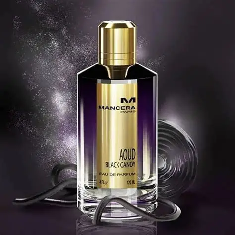 MANCERA Aoud Black Candy edp toptaurus.rs 2 2 MANCERA AOUD BLACK CANDY – Intenzivan, sladak i zavodljiv miris MANCERA Aoud Black Candy je uniseks parfem koji kombinuje tople drvenaste note i slatke akorde karamele, pružajući intenzivan, zavodljiv i luksuzan miris. Ovaj parfem je savršen za sve koji žele dramatičan i dugotrajan miris sa karakterom, idealan za večernje prilike, jesen i zimu. Opis parfema MANCERA Aoud Black Candy Aoud Black Candy je parfem koji spaja intenzivnu aoud bazu sa toplim, slatkim i gurmanskim notama, stvarajući sofisticiran i prepoznatljiv miris. Njegova dugotrajna aroma pruža luksuzan i upečatljiv utisak, ostavljajući neizbrisiv trag gde god da se pojavi. Mirisne note – Slatko-drvenasta harmonija Gornje note Crna ribiz Limun Srednje note Karamel Jasmin Ruža Bazne note Aoud Vanila Mošus Pačuli MANCERA Aoud Black Candy ostavlja intenzivan, sladak i luksuzan trag, idealan za ljubitelje zavodljivih i upečatljivih mirisa. Bočica – Elegancija i luksuz Bočica MANCERA Aoud Black Candy je tamna, elegantna i luksuzna, sa minimalističkim dizajnom koji simbolizuje moć i sofisticiranost parfema. Njena tamna boja i čisti linijski dizajn odražavaju intenzitet i slatku drvenastu prirodu mirisa, čineći parfem privlačnim i kao dekorativni element. Original MANCERA Aoud Black Candy – Kupovina u Srbiji Na našem sajtu nudimo 100% originalan MANCERA Aoud Black Candy parfem, sa garancijom autentičnosti. Kupovinom kod nas dobijate: brzu i sigurnu dostavu širom Srbije sigurno plaćanje povoljne cene proverene originalne parfeme Ako želite dramatičan, luksuzan i dugotrajan miris sa slatko-drvenastim akordima, MANCERA Aoud Black Candy je pravi izbor.