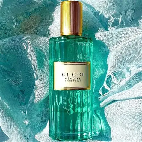 Gucci Mémoire d’une Odeur mirisne note – kamilica, badem, jasmin, iris, mošus, sandalovina i kedar prikazani zajedno u prozračnoj, prirodnoj i smirujućoj unisex strukturi.