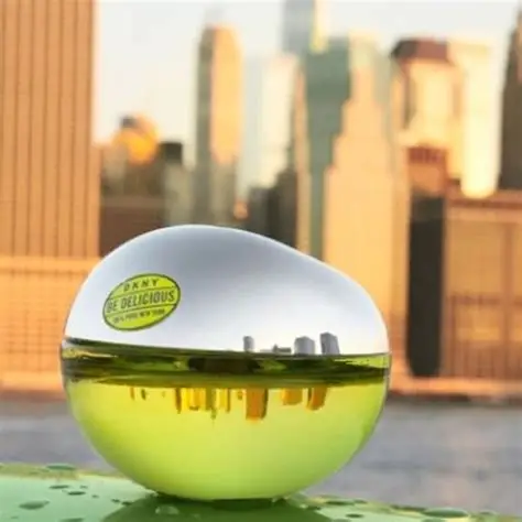 DKNY Be Delicious ženski parfem za dnevnu upotrebu, bocica u obliku zelene jabuke slikana u gradu sa visokim zgradama