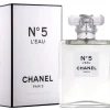 Originalno pakovanje parfema Chanel No.5 L’Eau sa zaštitnim kartonskim omotom i prepoznatljivim Chanel logom.