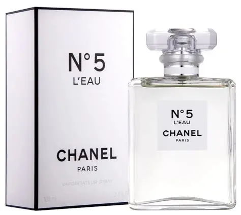 Originalno pakovanje parfema Chanel No.5 L’Eau sa zaštitnim kartonskim omotom i prepoznatljivim Chanel logom.